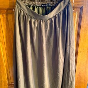 Boutique midi skirt S
